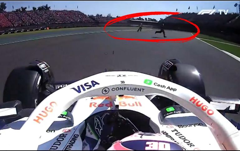 Las imágenes a bordo del monoplaza de Lawson mostraron al piloto reduciendo la velocidad mientras los dos comisarios cruzaban la pista frente a su auto. ESPECIAL