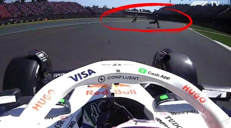 Las imágenes a bordo del monoplaza de Lawson mostraron al piloto reduciendo la velocidad mientras los dos comisarios cruzaban la pista frente a su auto. ESPECIAL