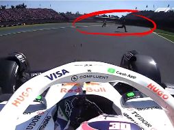 Las imágenes a bordo del monoplaza de Lawson mostraron al piloto reduciendo la velocidad mientras los dos comisarios cruzaban la pista frente a su auto. ESPECIAL