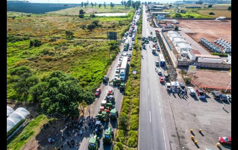 El cierre de la carretera fue declarado indefinido hasta obtener una respuesta favorable de las autoridades. EL INFORMADOR / A. Navarro