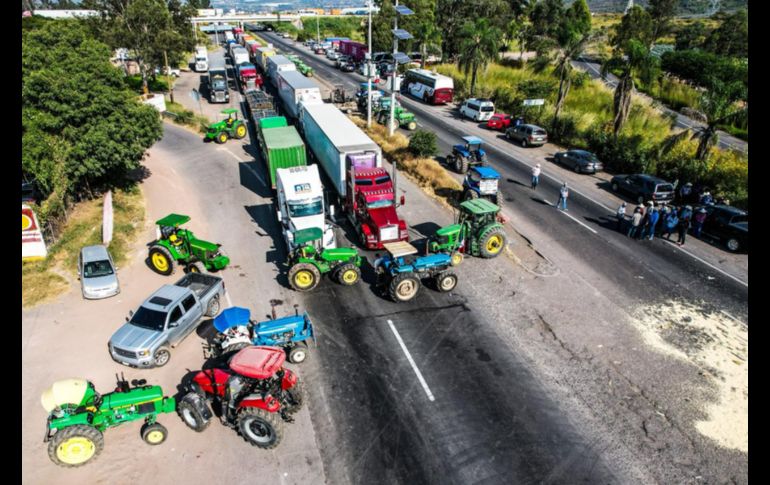 El cierre de la carretera fue declarado indefinido hasta obtener una respuesta favorable de las autoridades. EL INFORMADOR / A. Navarro