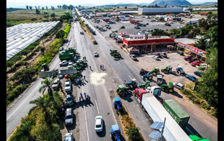El cierre de la carretera fue declarado indefinido hasta obtener una respuesta favorable de las autoridades. EL INFORMADOR / A. Navarro