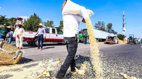 Debido a la falta de un acuerdo con autoridades del gobierno federal en la Ciudad de México, los productores de maíz de Jalisco comenzaron este lunes un bloqueo en ambos carriles de la carretera Guadalajara–Morelia. EL INFORMADOR/ A. Navarro