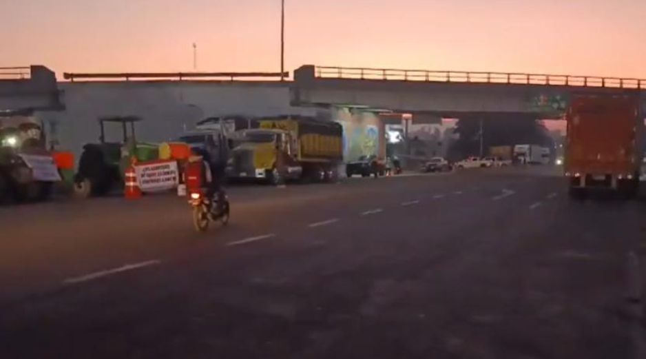 En la manifestación de agricultores, exigen precio justo para el maíz. ESPECIAL / POLICÍA VIAL