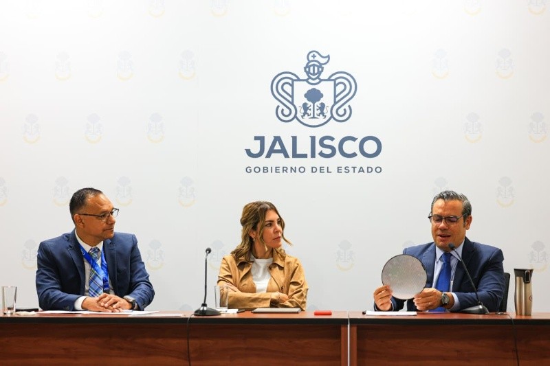 Marco Pérez, rector de CUCEI (izquierda); Cindy Blanco, Secretaria de Desarrollo Económico (centro); y Félix Cervantes, Director de la empresa INFINEON en Guadalajara (derecha). EL INFORMADOR/J. Acosta 