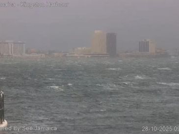 En Jamaica se espera una peligrosa marejada ciclónica de hasta 4 metros en el sur de la isla, y las autoridades están preocupadas por el impacto en algunos hospitales de la costa. AFP / SeeJamaica CCTV
