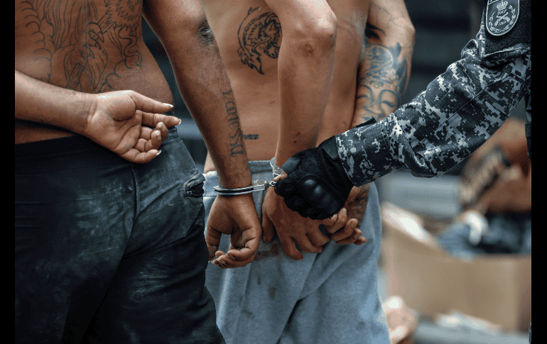 Integrantes de la Policía de Río de Janeiro trasladan dos capturados durante un operativo este martes, en Río de Janeiro (Brasil). EFE / Antonio Lacerda