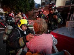 Las personas fueron atendidas por paramédicos de Cruz Verde. ESPECIAL / Protección Civil y Bomberos GDL