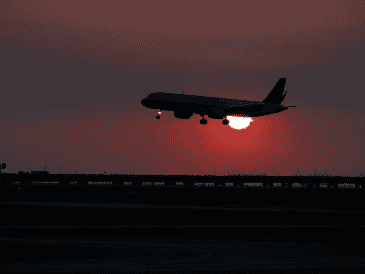 La administración del presidente Donald Trump enmarcó la decisión como parte de una iniciativa más amplia para hacer cumplir los acuerdos internacionales de aviación y garantizar mercados “justos y favorables a la competencia”. Unsplash