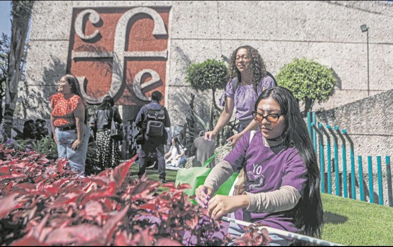 Escritoras, poetas y activistas feministas se reunieron frente al FCE para exigir la renuncia del director Paco Ignacio Taibo Il. EL UNIVERSAL