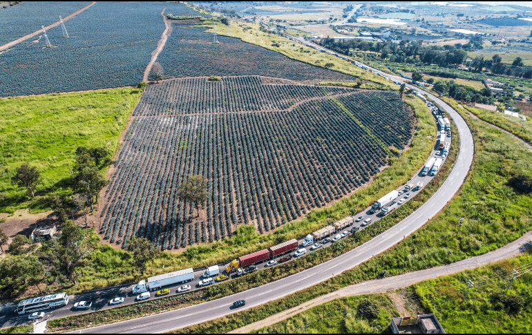 Los bloqueos en distintas carreteras y autopistas de Jalisco se prolongaron por más de 36 horas. EL INFORMADOR / A. Navarro