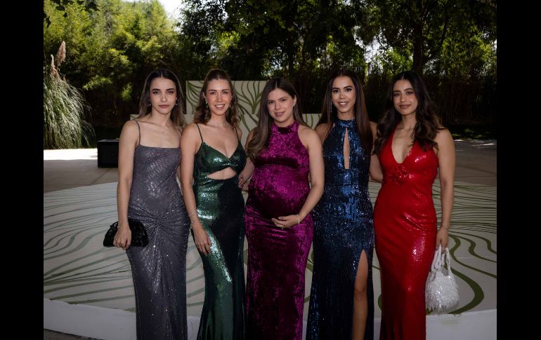 Priscila Andrade, Carolina Yacuta, Bárbara Bucio, Mariana Alonso y Andrea Valles. GENTE BIEN JALISCO / Revista del 31 de octubre 2025