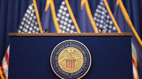 El gobierno no ha emitido datos de desempleo después de agosto debido al cierre federal. En su lugar, la Fed está observando cifras del sector privado. AFP / ARCHIVO