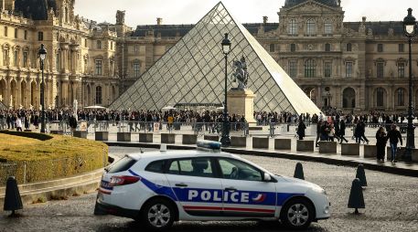 El valor material de las joyas fue estimado por el Louvre en unos 88 millones de euros, mientras que el patrimonial e histórico es inestimable, según los expertos. AP/T. Padilla