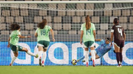 La arquera azteca Valentina Murrieta detuvo tres disparos desde los once pasos y se erigió como la figura determinante. X/ @fifaworldcup_es.