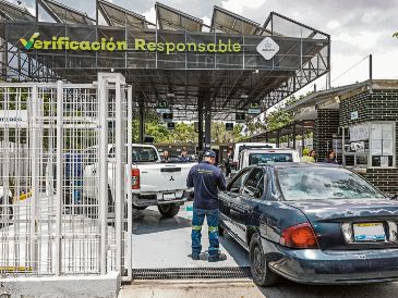 El Gobierno de Jalisco mantendrá en 2026 el subsidio del 100% al costo de la verificación vehicular, condicionado al pago del refrendo, pero éste subirá de 900 a mil pesos. EL INFORMADOR/ A. Navarro