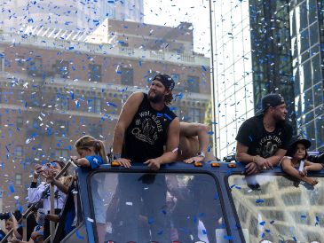 Clayton Kershaw celebró un título con los Dodgers porúltima vez en su carrera. EFE/A. Dinner