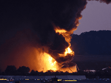 El accidente aéreo provocó un incendio de grandes dimensiones en las inmediaciones del aeropuerto. EFE/ @SecDuffy