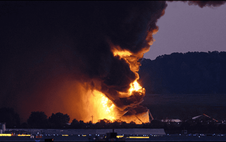 El accidente aéreo provocó un incendio de grandes dimensiones en las inmediaciones del aeropuerto. EFE/ @SecDuffy