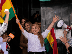 Jeanine Áñez salió de la prisión de mujeres de Miraflores, en el centro de La Paz, sonriente y ondeando una bandera de Bolivia. AP / J. Karita