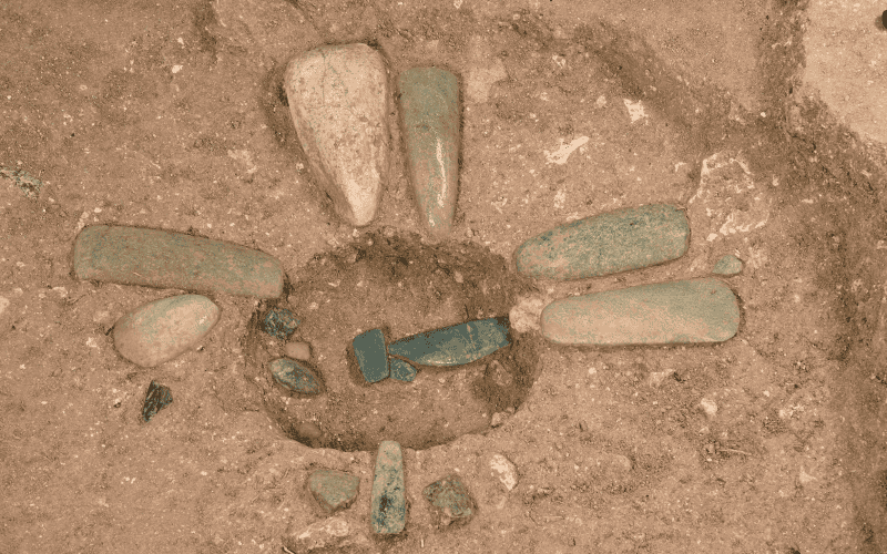 En la imagen, el equipo excavó hachas y adornos de jade que probablemente fueron dejados más tarde, después de que los constructores hicieran ofrendas al escondite cruciforme y lo rellenaran. EFE/Universidad Arizona/Takeshi Inomata