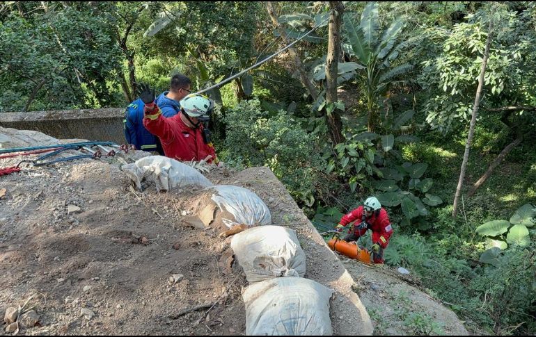 Se implementó un sistema de rescate vertical con tripié y poleas a fin de que personal de bomberos pudiera descender al fondo del barranco. CORTESÍA
