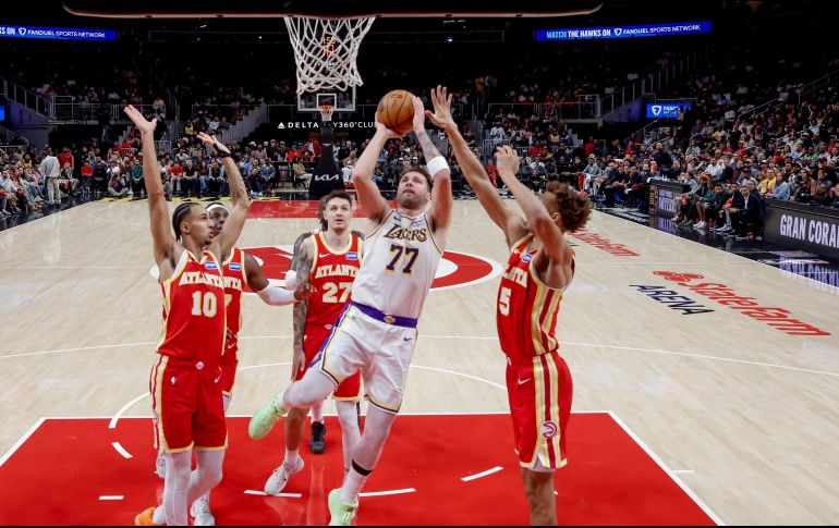 Los jugadores de Atlanta contuvieron a Doncic, que registró 22 puntos. EFE/E. Lesser