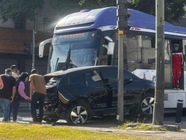 El choque fue atendido por elementos de la Cruz Roja Mexicana que se encuentran a pocos metros del percance. ESPECIAL/ UEPCBJ