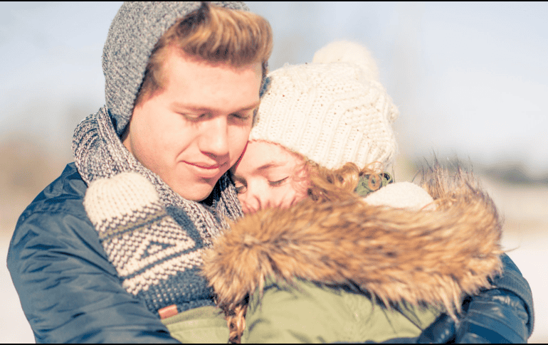 En ambientes con humedad o lluvias frecuentes, lo ideal es optar por materiales impermeables o de plumas, ya que repelen el agua y aíslan del frío.  CANVA