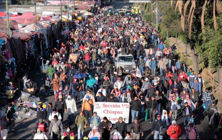 Maestros mexicanos de la Coordinadora Nacional de Trabajadores de la Educación (CNTE) se manifiestan este jueves, en Ciudad de México (México). EFE/ Mario Guzmán