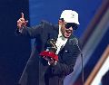 El cantante puertorriqueño Bad Bunny recibe el premio a Álbum del Año por “Debí tirar más fotos”. AFP