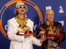 Ca7riel y Paco Amoroso posan en la sala de prensa con los premios a la Mejor Canción Pop por 