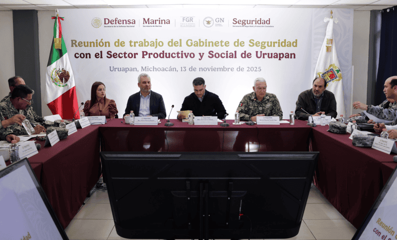 Fotografía cedida por el Gobierno de Michoacán, de la alcaldesa de Uruapan, Grecia Quiroz (2-d), el gobernador de la entidad, Alfredo Ramírez (3-d), el titular de la Secretaría de Seguridad y Protección Ciudadana, Omar Gracia Harfuch (c), el secretario de la Defensa de Mexico, Ricardo Trevilla Trejo (3-d), y el Jefe de la Oficina de la Presidencia de la República, Lázaro Cárdenas (2-d), durante una rueda de prensa en la ciudad de Uruapan (Mexico). El Gobierno de Mexico inició una ofensiva contra al menos doce cárteles del narcotráfico que operan en el occidental estado de Michoacán, donde en el último mes fueron asesinados el alcalde de Uruapan, Carlos Manzo, y el líder de productores citrícolas, Bernardo Bravo. EFE/Gobierno de Michoacán