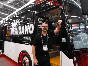 El director general de Megaflux, Roberto Gottfried, posa junto a un autobús electrico durante la Expo Transporte ANPACT 2025, en Guadalajara. EFE/F. Guasco