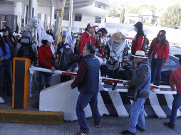Al inicio de esta jornada, grupos de maestros de la CNTE continuaron sus movilizaciones en algunas casetas que comunican con los accesos más importantes de la capital. SUN / F. Zamora