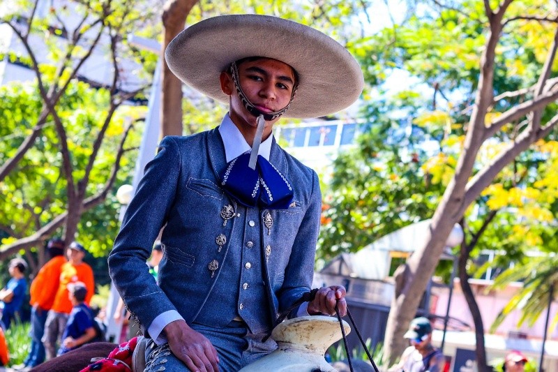 Motociclistas, charros, personal del Zoológico de Guadalajara, Dulces de la Rosa… todos los contingentes llenaron de vitalidad el recorrido. EL INFORMADOR / A. NAVARRO 