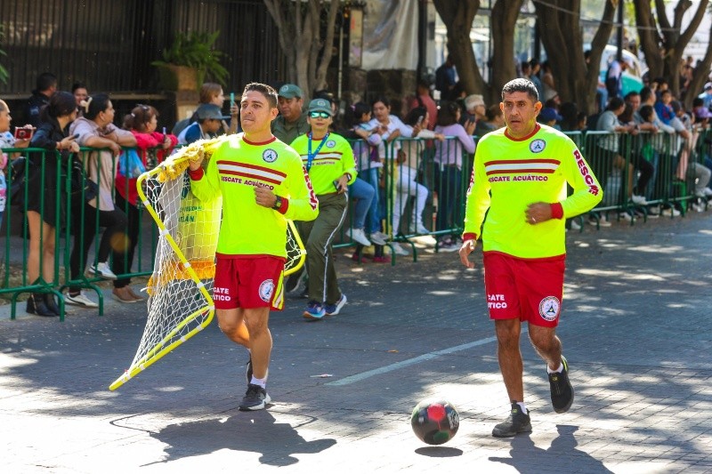  Bandas de guerra, estudiantes, deportistas, policías y acróbatas maravillaron a los asistentes con sus piruetas y su ritmo. EL INFORMADOR / A. NAVARRO