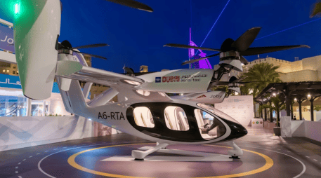 La aeronave de Joby que se exhibió por primera vez en la Cumbre Mundial de Gobiernos está diseñada para transportar un piloto y cuatro pasajeros a velocidades de hasta 200 millas por hora. JOBYAVIATION.COM