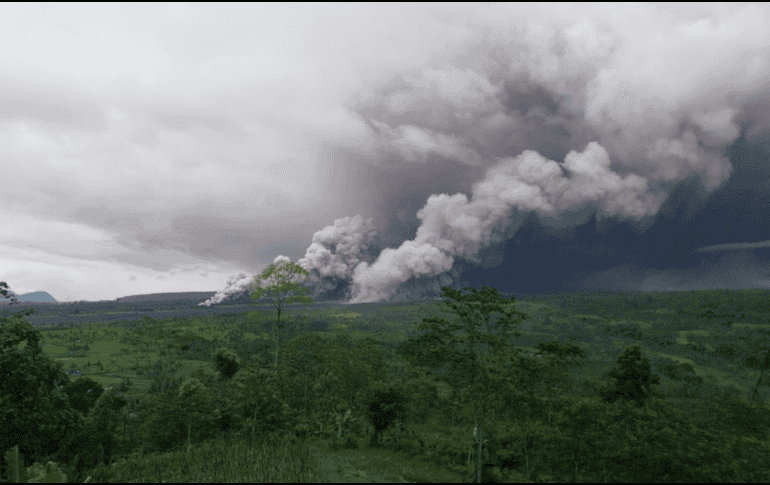 Las autoridades de Indonesia elevaron este miercoles la alerta sobre el volcán Semeru al nivel IV (el máximo en la escala del país), tras una serie de erupciones que arrojó flujos piroclásticos por la ladera de la montaña. EFE / Centro de Vulcanología y Mitigación de Riesgos Geológicos de Indonesia
