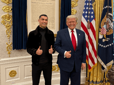 Trump y Cristiano Ronaldo posando para una fotografía en el Despacho Oval. EFE/ @margomartin47