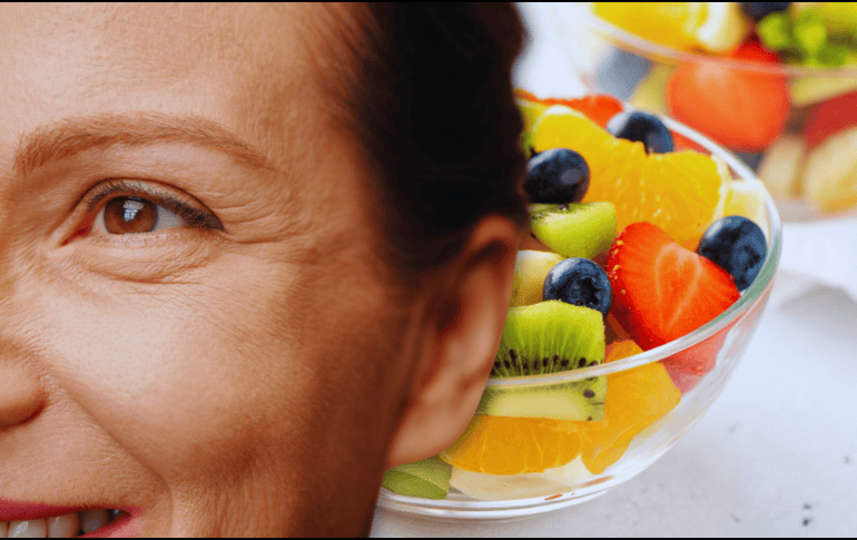 Al incorporar las vitaminas y los minerales mencionados en la dieta, así como practicar buenos hábitos de cuidado ocular, es posible contrarrestar el impacto negativo de las pantallas y preservar una visión saludable por más tiempo. ESPECIAL / CANVA