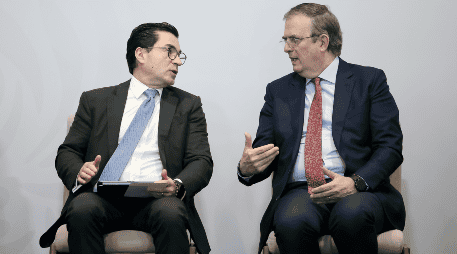 Marcelo Ebrard (derecha) y  Eduardo Osuna (izquierda), director general de BBVA México, durante la presentación del Plan de Impulso al Sector Textil y de Calzado. EFE / ARCHIVO