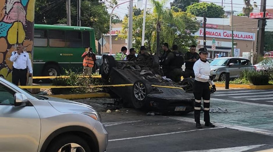 El vehículo deportivo quedó totalmente destruido y volcado sobre la parte superior.  ESPECIAL