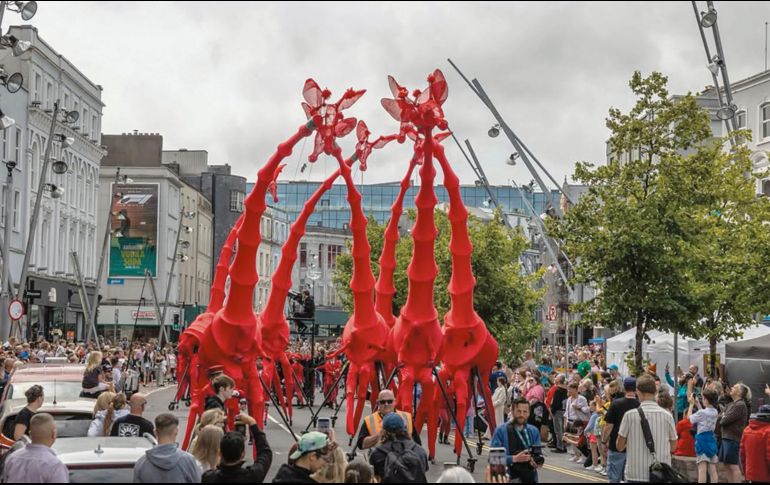 Las enormes jirafas recorrerán las calles de la Perla Tapatía este fin de semana. ESPECIAL