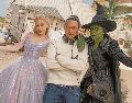 El director Jon M. Chu junto a Ariana Grande y Cynthia Erivo, las protagonistas de esta legendaria historia. ESPECIAL