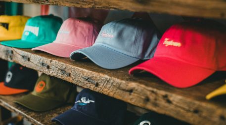 Dependiendo de quién la utilice o del entorno en el que se use, una gorra puede expresar estados emocionales. Unsplash