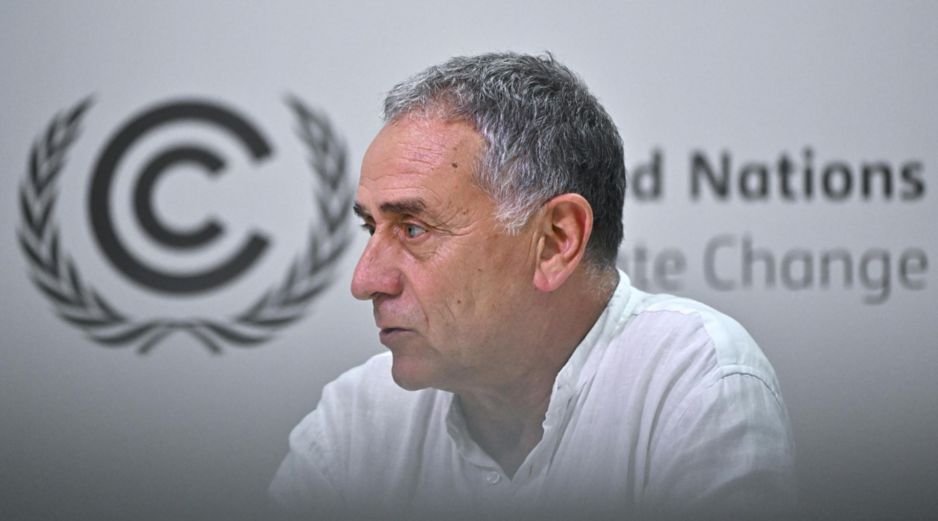 El presidente de Ecoembes, Josep Puxeu, habla durante una entrevista este viernes, en el Centro de Convenciones Hangar en Belém (Brasil). EFE/ A. Borges