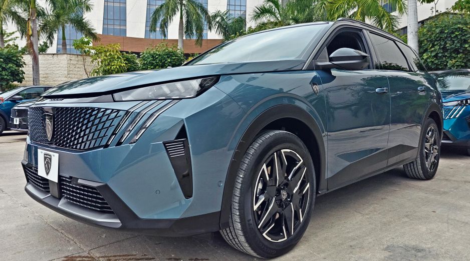 La Peugeot 3008 (2026) estrena un diseño más aerodinámico y estilo coupé, con un lenguaje visual futurista. CORTESÍA