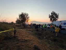 La circulación en la vía permanece cerrada, y se mantendrá así mientras los cuerpos de rescate continúan con sus labores en el lugar. X / @SSalud_Mich