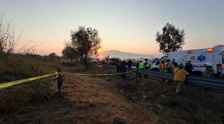 La circulación en la vía permanece cerrada, y se mantendrá así mientras los cuerpos de rescate continúan con sus labores en el lugar. X / @SSalud_Mich